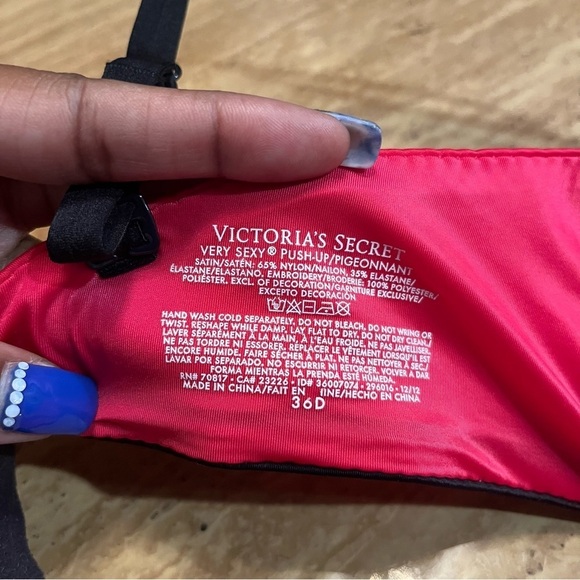 Victoria's Secret Bra Size 36D - Picture 2 of 14
